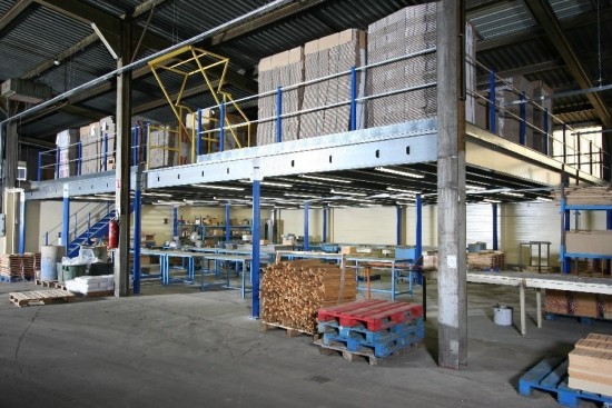 Mezzanine sur poteaux pour zone de stockage