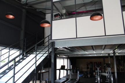 Installation de plateformes et escalier ERP salle fitness